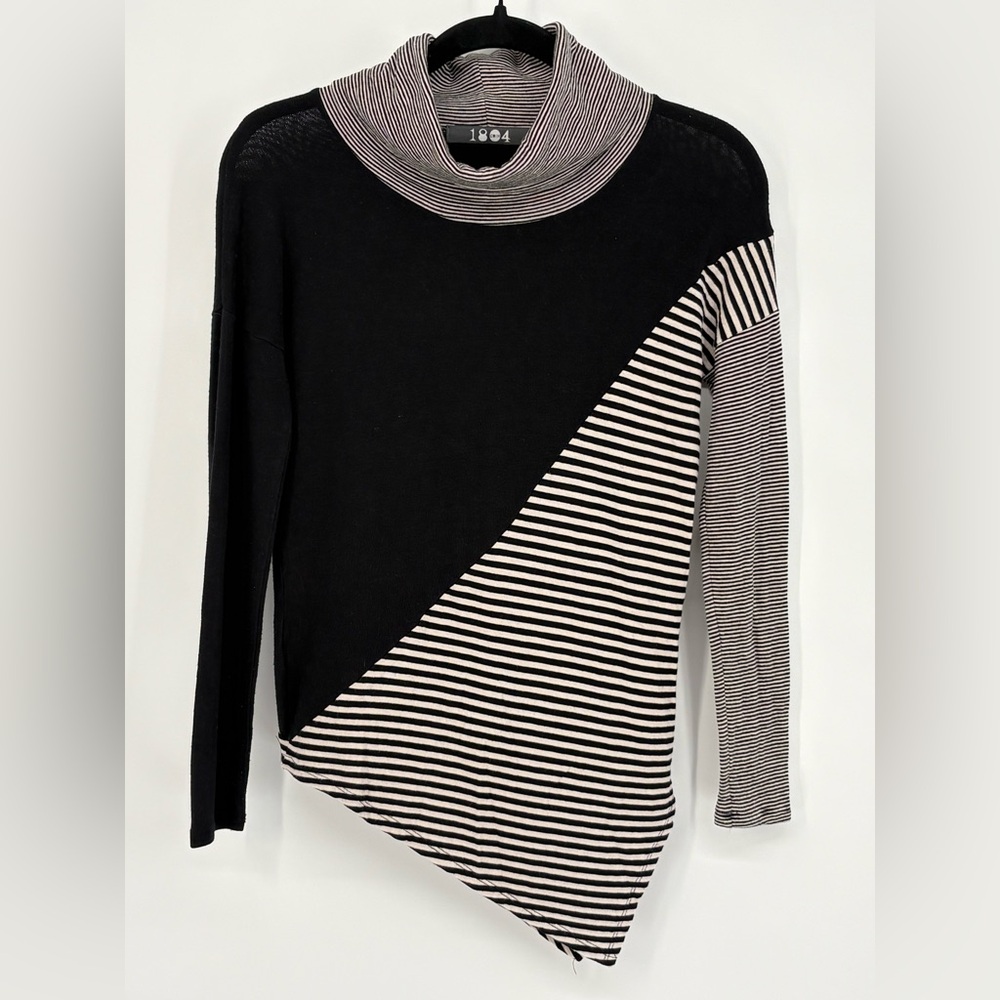COIN 1804 Top Asymetrical Black and White Patterned Turtleneck Women’s Small